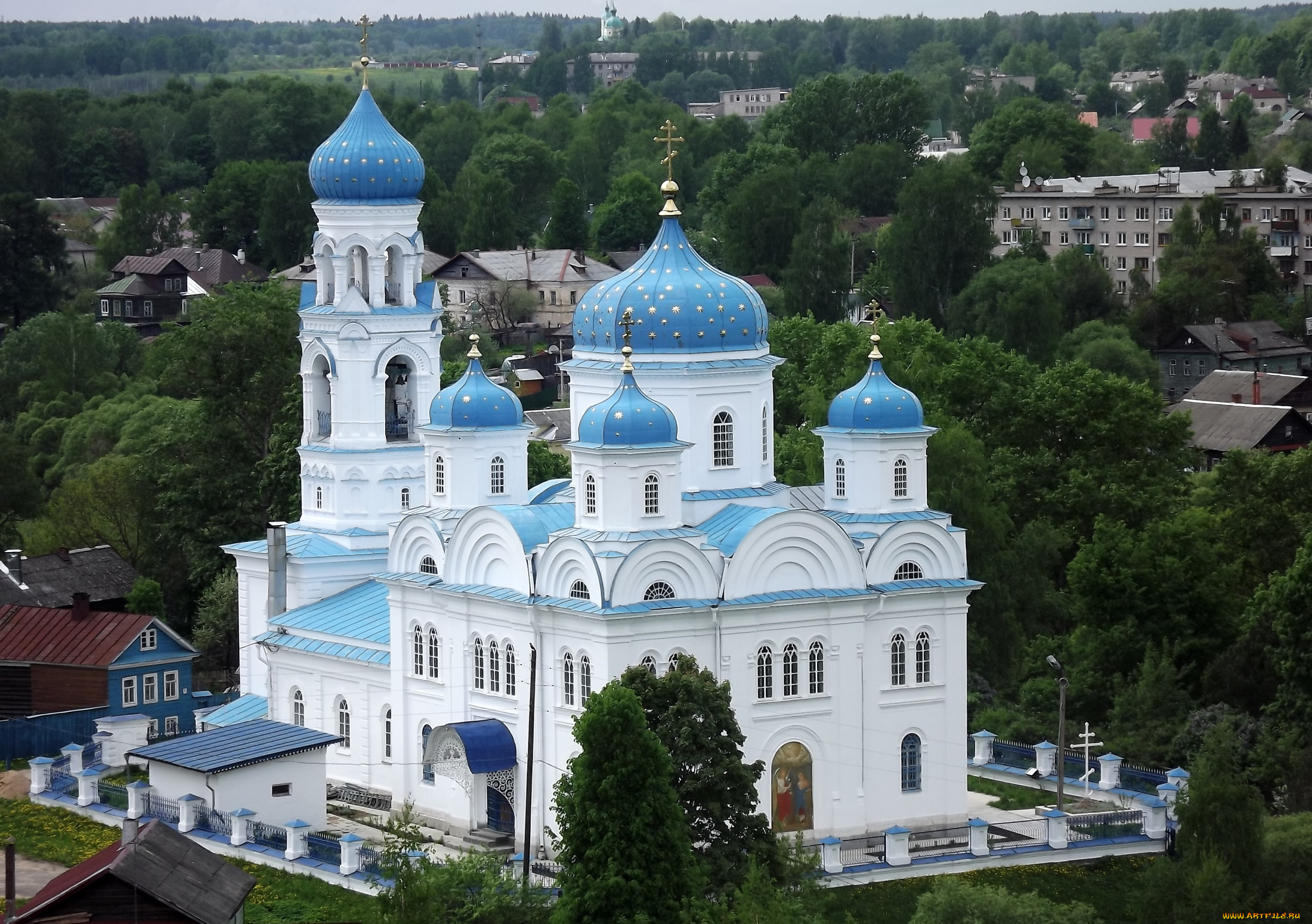 Церковь в городе